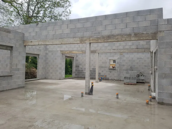 Maçon Pirey | Entreprise Maçonnerie & Gros Œuvre | BATI SOLIDE 25 Maçon Pirey - Montage de murs en briques agglomérées et fondations pour extension de maison