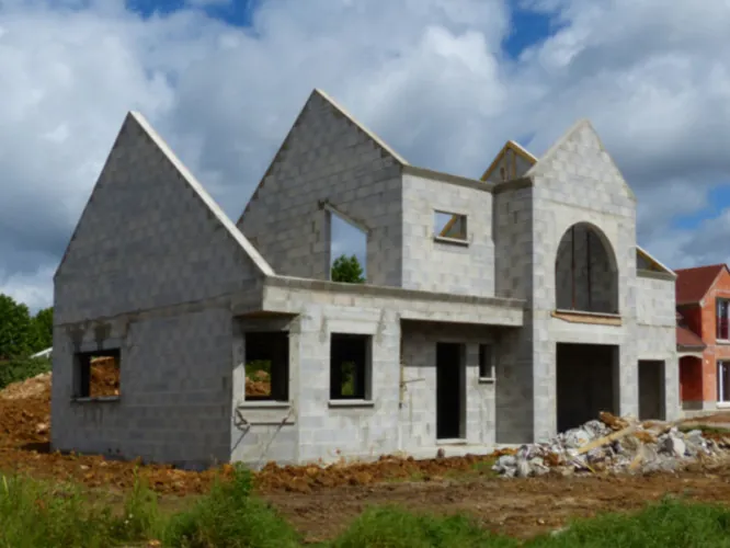 Maçon Chalezeule | BATI SOLIDE 25 - Expertise en Maçonnerie Générale et Gros Œuvre pour Particuliers et Professionnels Artisan Maçon Chalezeule - Élévation de murs en blocs poncés à joint mince et construction de maçonnerie BATI SOLIDE 25