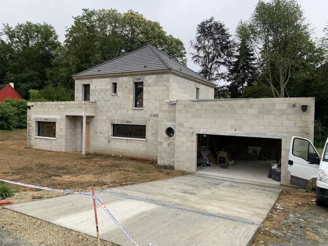 Maçon École-Valentin | Entreprise Maçonnerie & Gros Œuvre | BATI SOLIDE 25 Élévation de murs en parpaings pour un pavillon neuf à École-Valentin par un maçon expert